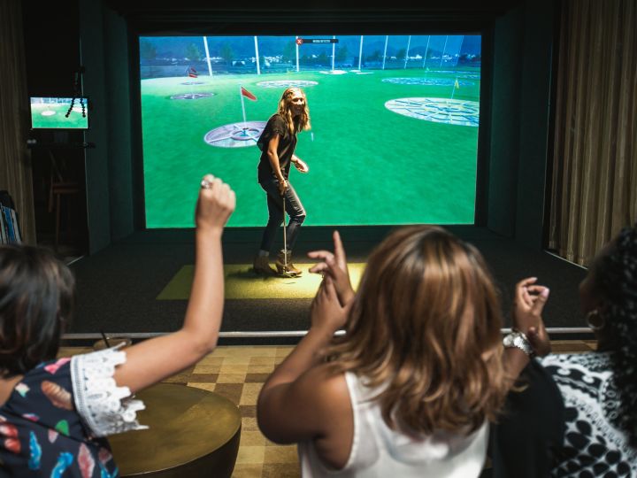 FastBreak의 톱골프 스윙 스위트, 깃발 골프를 즐기는 고객