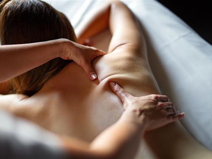 سيدة تتلقى تدليك الظهر