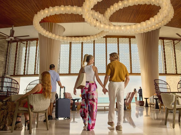 手をつないでロビーを歩く男女