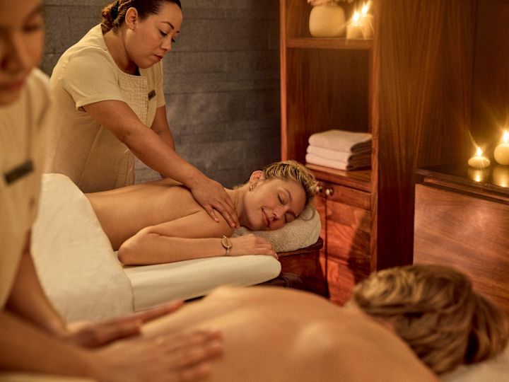 スパでカップルマッサージを受ける男女