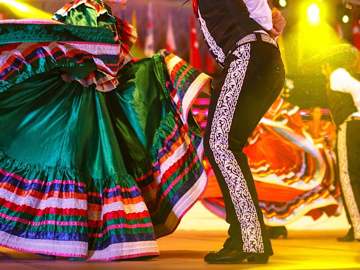 Groupe en costumes mexicains dansant