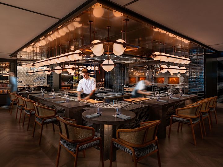 Bucătarii gătesc la restaurantul OXBO Bangkok
