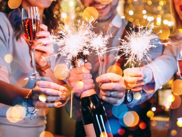 İçecekler ve ışıldayanlarla bir tezahürat paylaşan grup