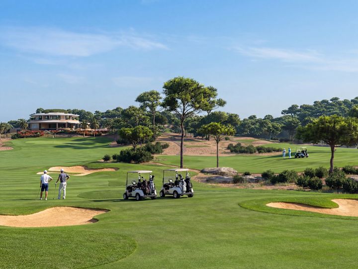 Oameni care se joacă într-un teren de golf cu caracteristicile nisipului și copaci