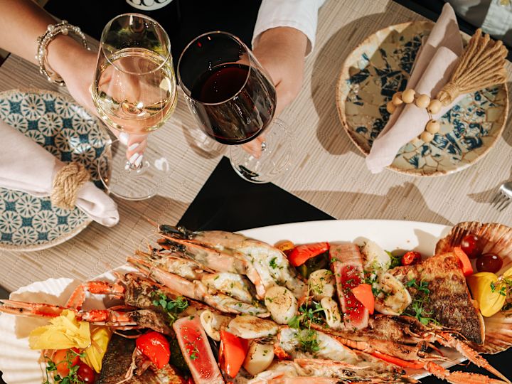 Selecții culinare pe o masă la restaurantul Villa Verona