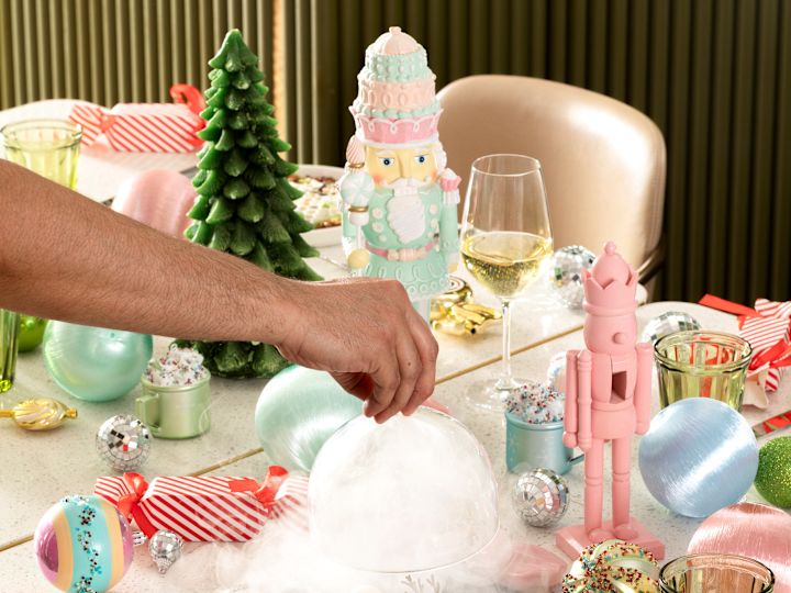 Park Corner Brasserie'de bir Şölen Masasında Mum Yakan Bir Kişi