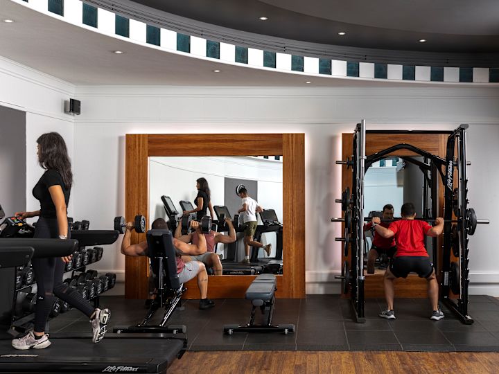 Persone che si allenano in un fitness center