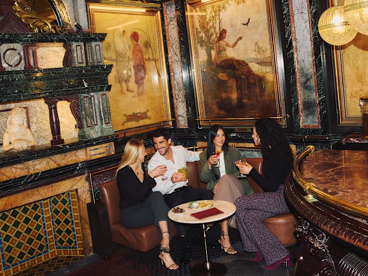 bar en marbre, clients savourant des cocktails et des hors-d'œuvre