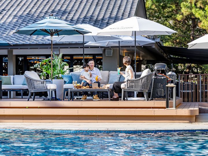 Restaurantul „Familie Dining on the Terrace of the Garden Pool”
