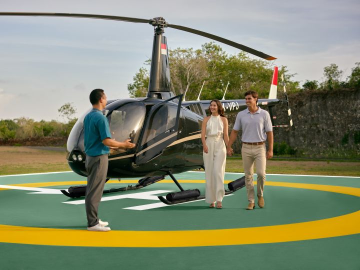 Pareja tomándose la mano mientras se aleja del helicóptero