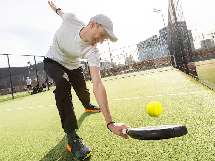 Gast speelt buitenpadel