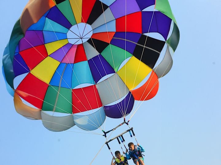 Kinderen paragliden in de lucht