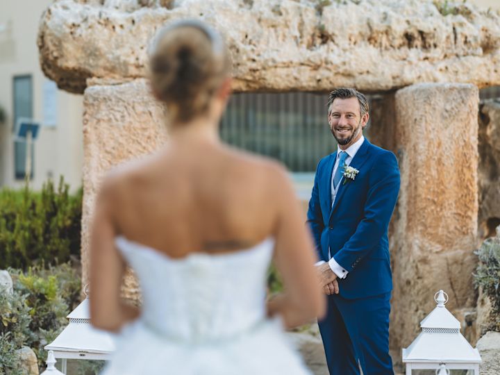 Mușcă mergând spre mirele zâmbitor