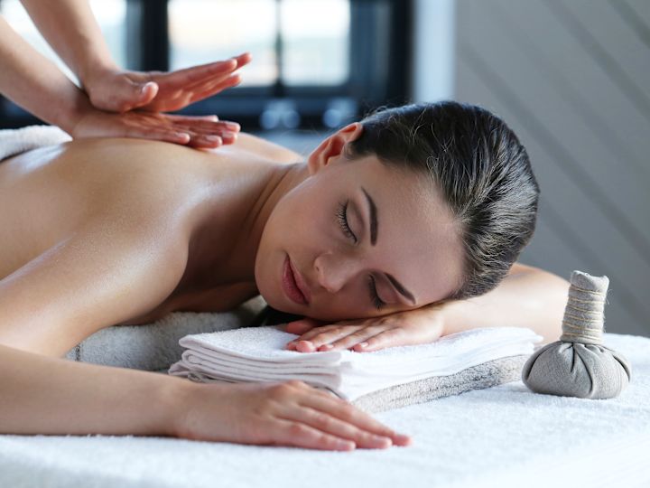 女士在水疗床上接受按摩