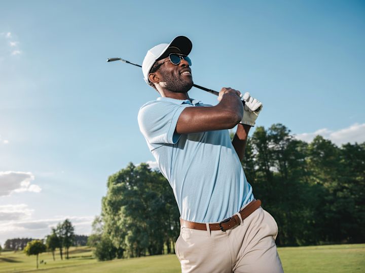 Mann beim Golfen in der Sonne