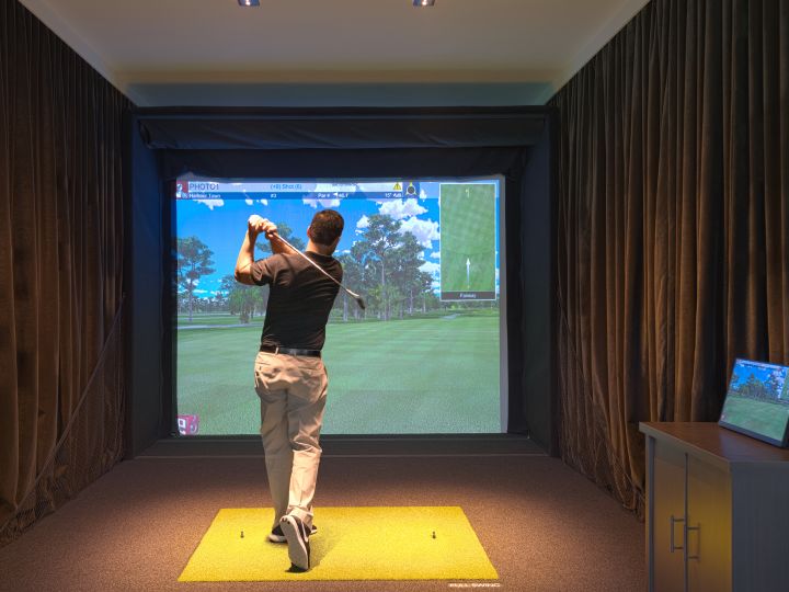 Man t-shirt op golfsimulator