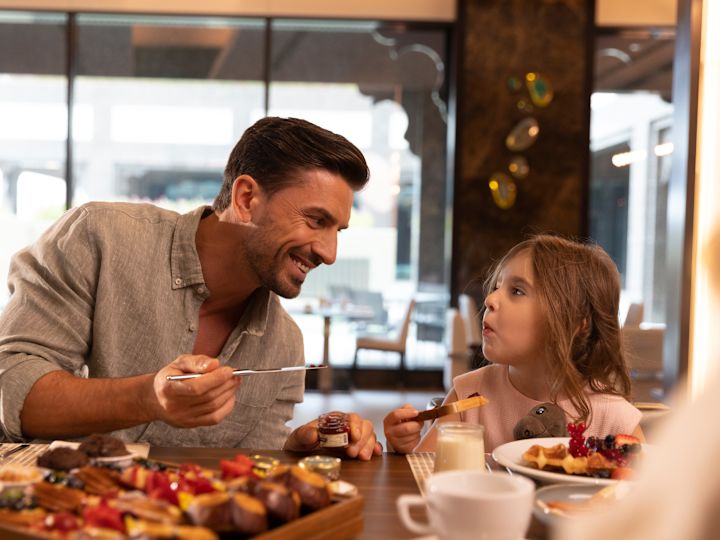 Père et fille prenant le petit déjeuner