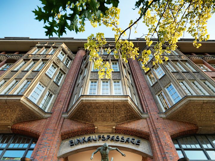 Снимка на архитектура и статуя над арката