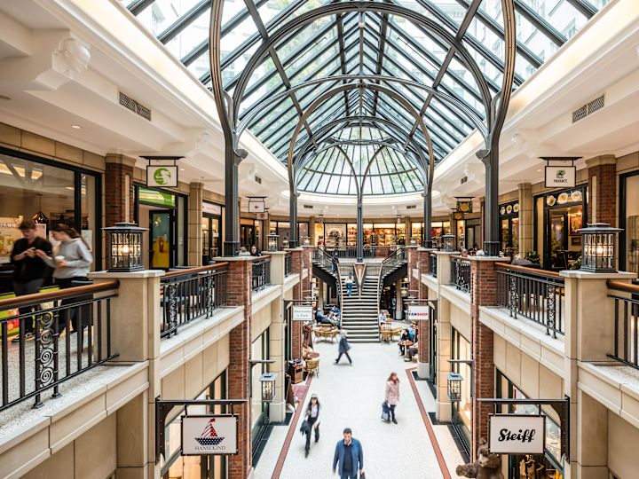 Foto di un centro commerciale e di grandi scale