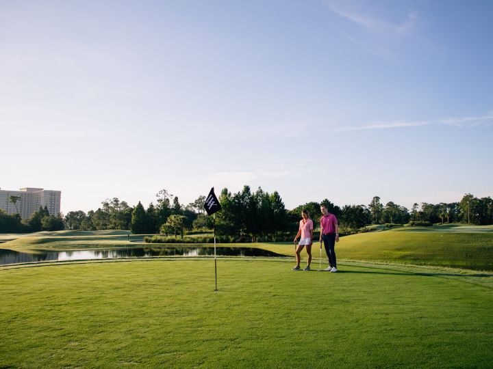 Couple sur le parcours de golf