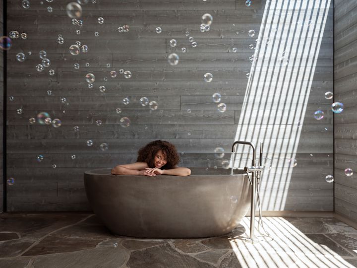 Vue d'une femme dans la baignoire du spa