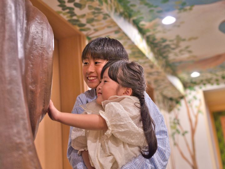 Barn som rör vid träd