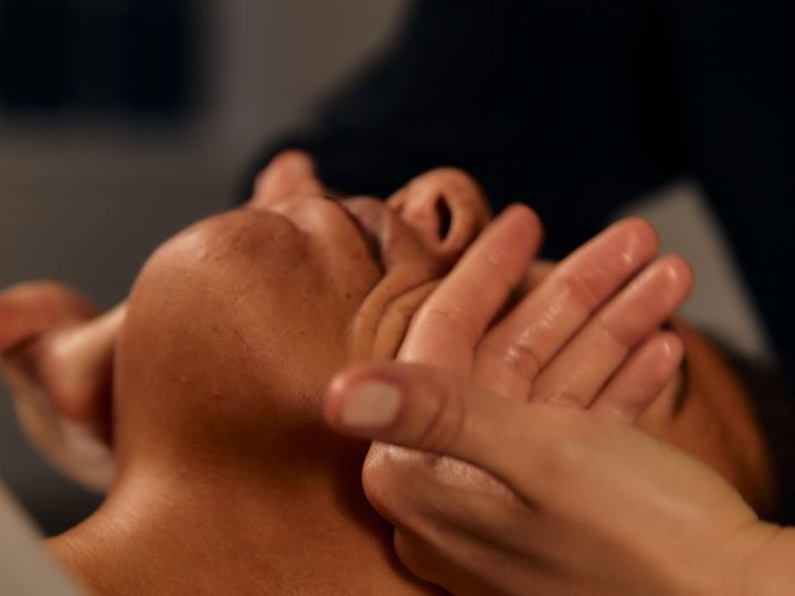 Masseuse melakukan perawatan wajah pada tamu