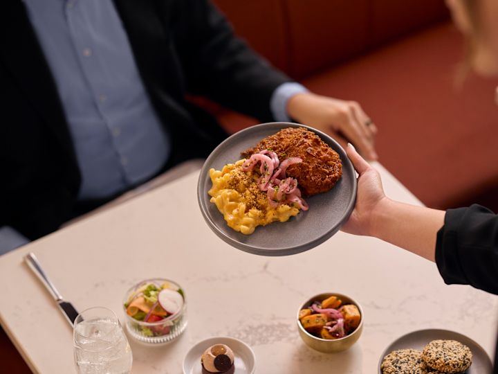 レストランのテーブルとお食事、お飲み物のクローズアップ