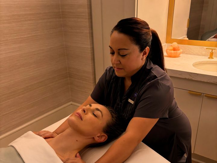 Mulher na mesa de tratamento do spa recebendo massagem