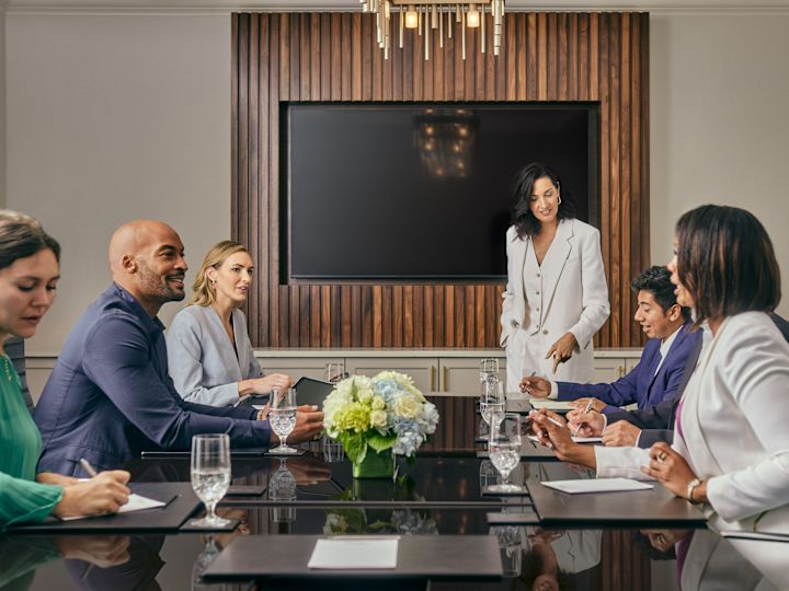 Un groupe de professionnels en réunion dans une salle de conférence