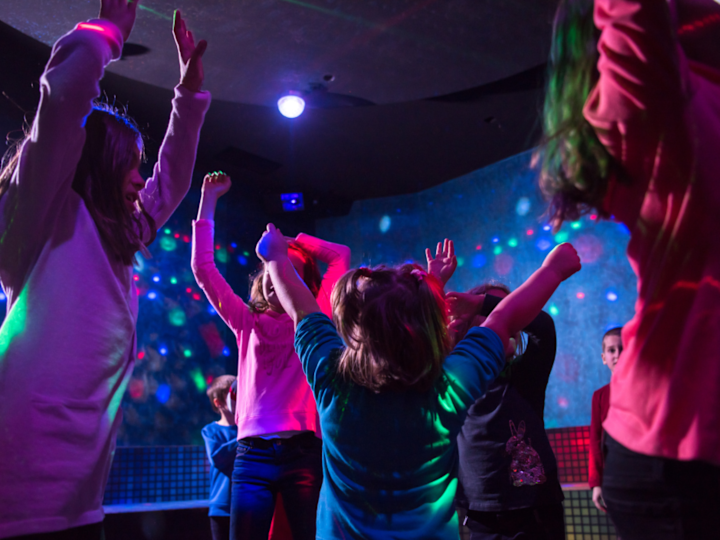 Kinder, die während der Feiertage eine Party veranstalten