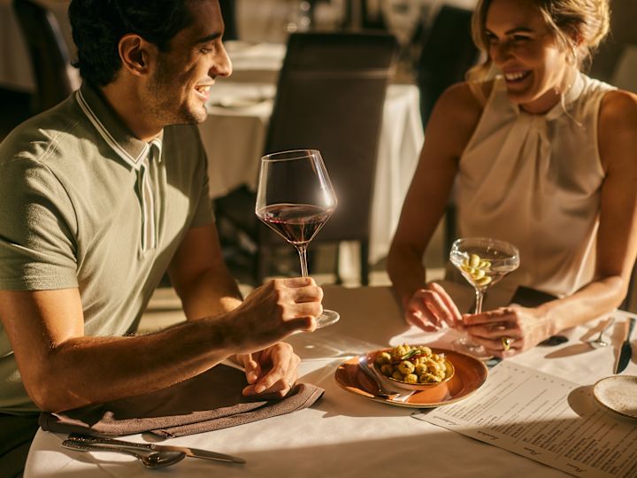 Paar bei einem Drink und einer Mahlzeit am Tisch