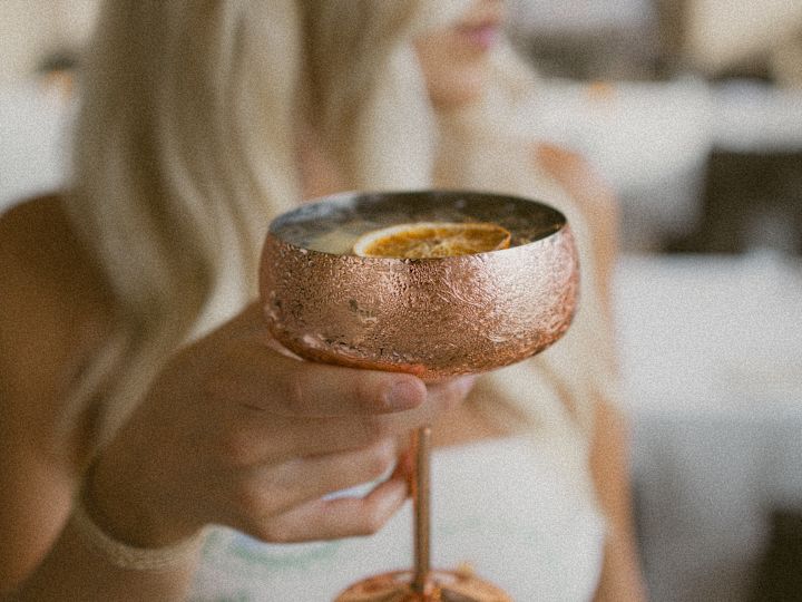 Eine Frau bei einem Drink im Restaurant "Myth"