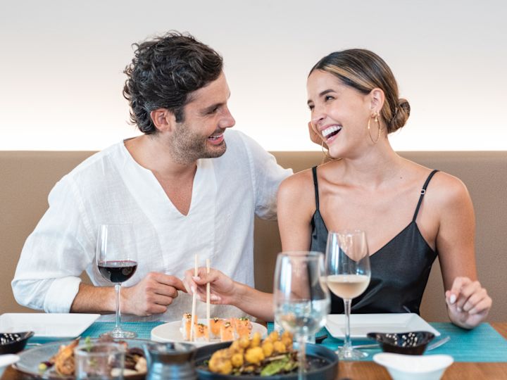 ディナーとワインを楽しむお客様