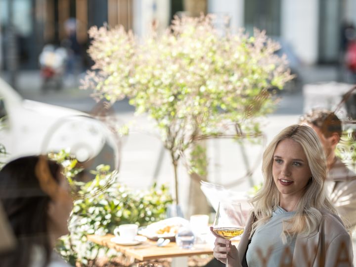 Speisende Personen im Restaurant Terrasse