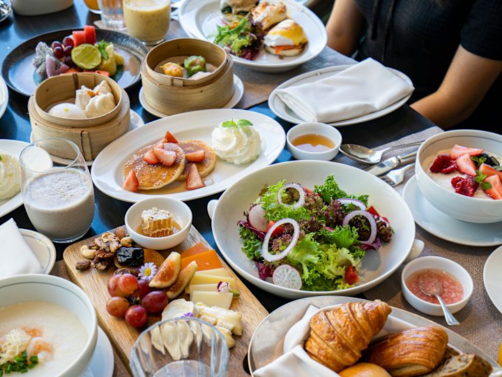 Pessoas com prato de comida no The Brasserie