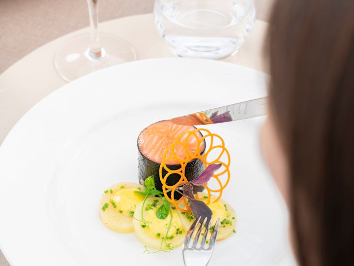 une femme dînant au restaurant La Veranda