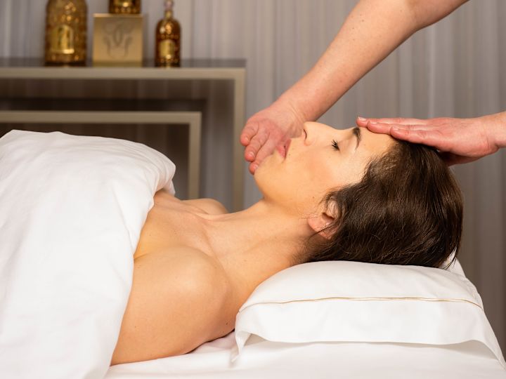Femme recevant un massage du visage au spa