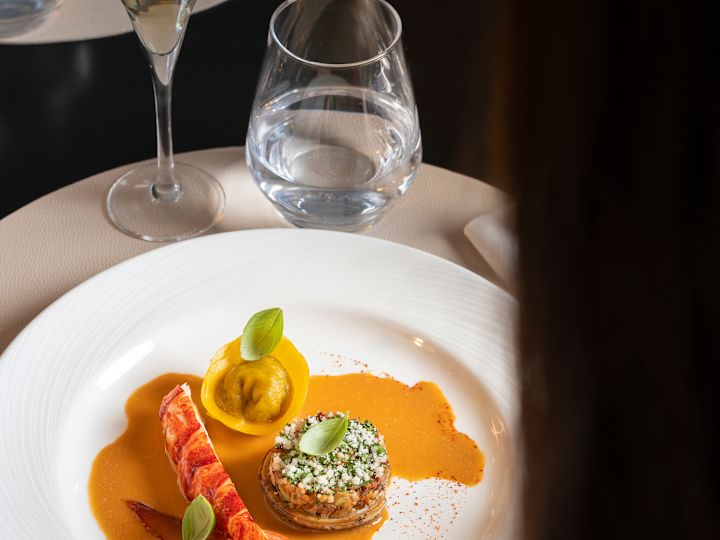 La Véranda-Mahlzeit mit Wein und Wasser