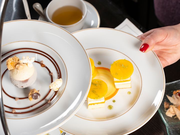 在 Peacock Alley 餐廳用餐的女士