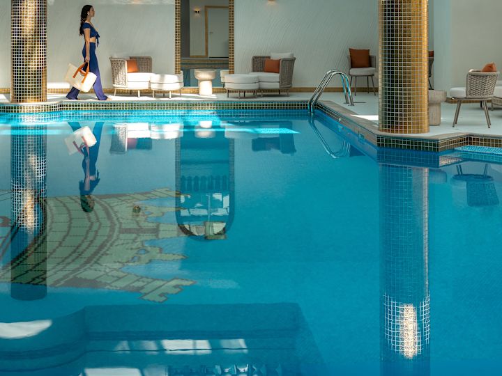 Une femme marche autour de la piscine