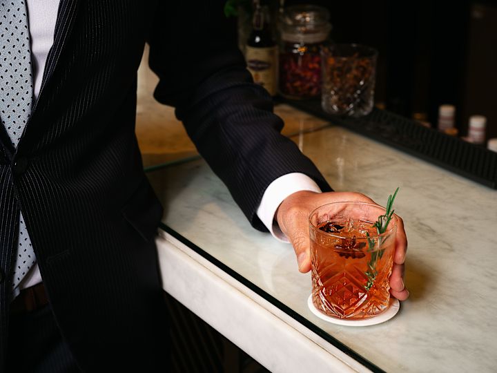 Muž pijící v baru Peacock