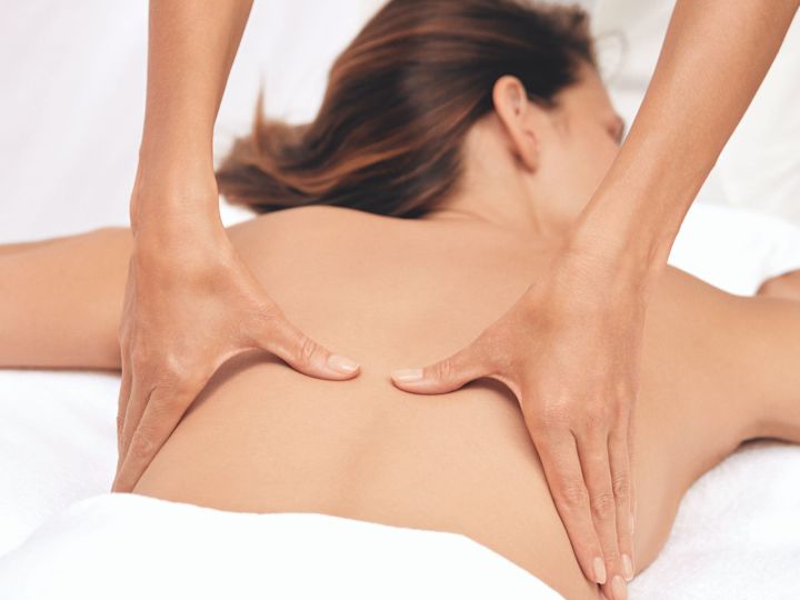 Žena dostávající tělový peeling