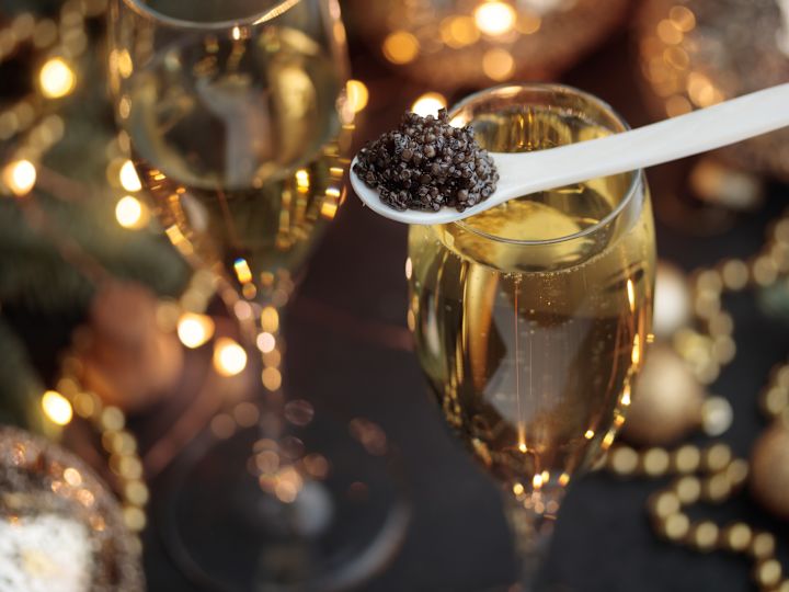 Equilibrio de caviar Peacock Alley en copa de champán