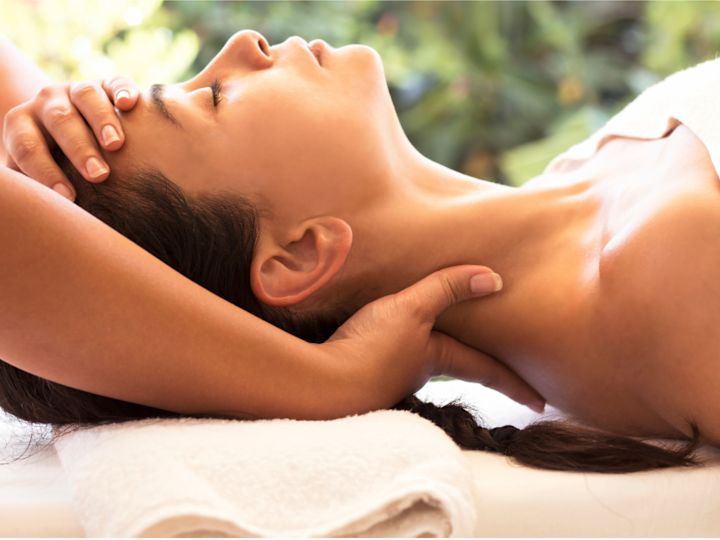 spa, oaspete care primește un masaj