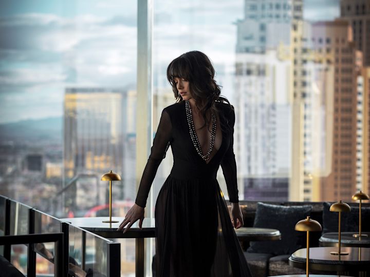 Bar Hard Shake, client debout dans l'espace salon