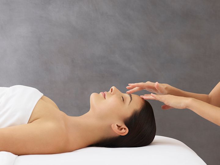 女子在桌上放松，享受头部按摩