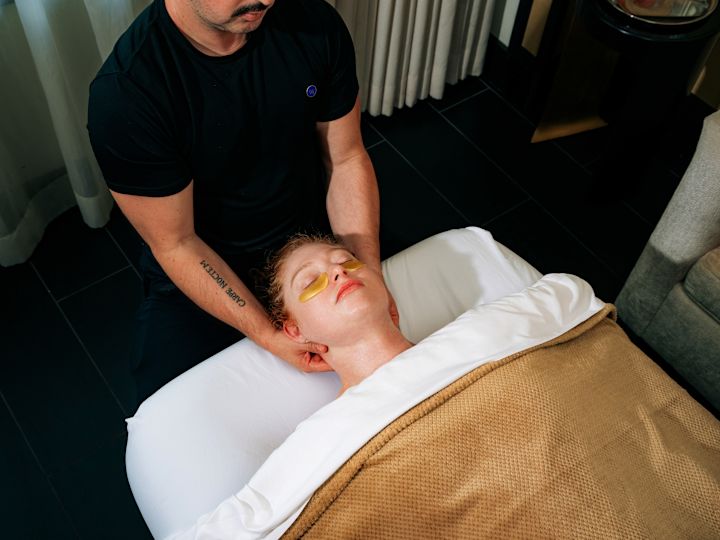 En kvinna får en halsmassage på La Prairie Spa