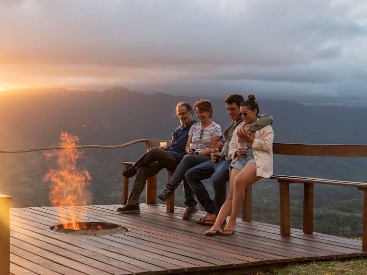 兩位情侶在日落時分享受戶外山景