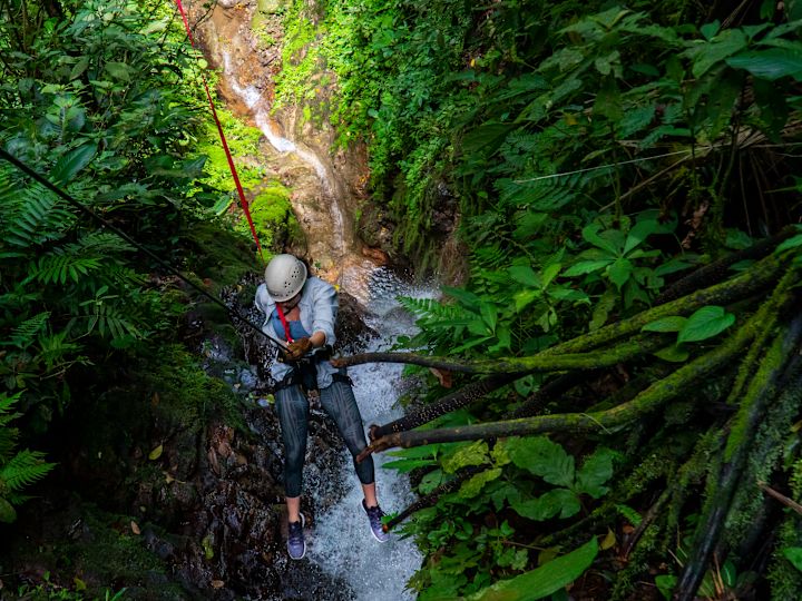 Une personne profitant d'une expérience de canyoning